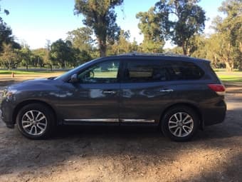 Nissan 2013 Pathfinde SL <14k miles 1