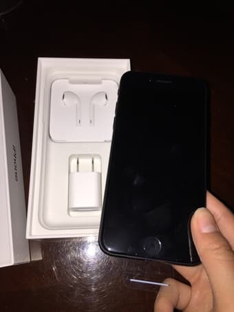 Selling brand new iPhone 7, black, 128GB 2