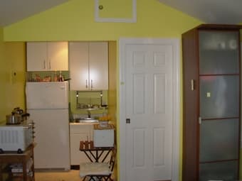 Fully Furnished Studio - utilities included 3