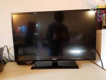 I am selling 32 inch Samsung TV (UN32EH4003) LED TV. 2
