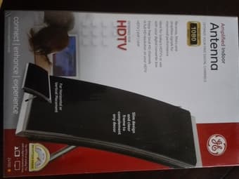 TV screen + Speakers + antenna 4