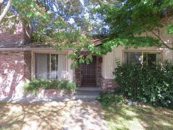 Live in an orchard haus with cool roommates.10 min driving to Stanford 1