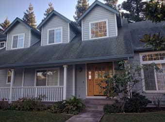 Live with professionals in beautiful house! 16 min drive to Stanford! 1