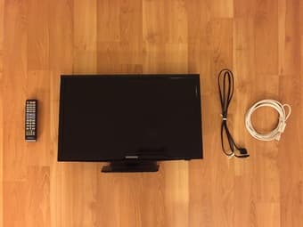 Samsung 23.6" Monitor + Remote control + Mini DisplayPort / HDMI cable 1
