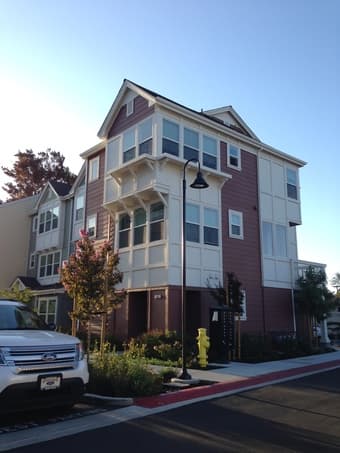 2 bedrooms available in nice 3B/3B Townhouse close to Google 1