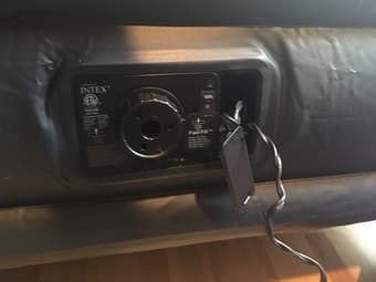 Airbed mattress wiht built-in pump, Intex 2