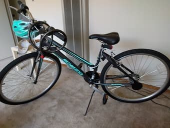 Like new 700c Schwinn cycle (with lights, helmet, lock) 1