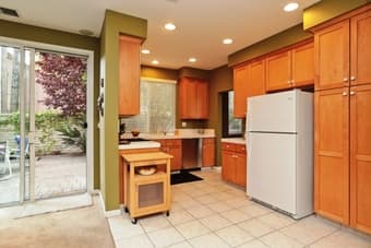 Sunny bedroom near Diridon station- available May 1- $931 2