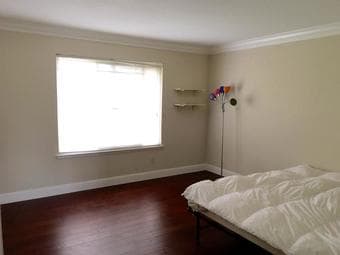 Large Room w/ Sunny Yard View, Large Closet in Modern Mansion w/ Pool 2