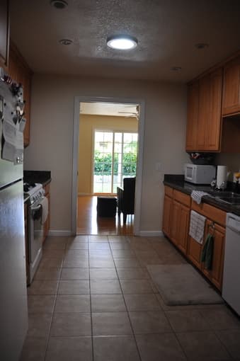 Private room in 4 bdrm House 2 bath House in EPA move in June 1. 4