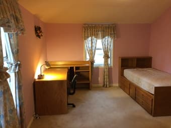 A Finished Upstairs Room in House Walk to Stanford 1