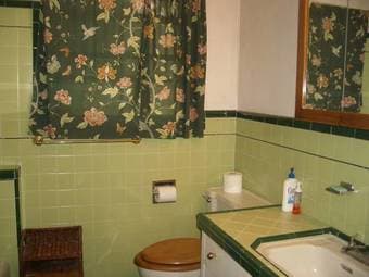 185ft2 - Large quiet room in shared furnished home with huge yard 3