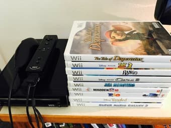 Black Nintendo Wii 2012 with 9 games 3