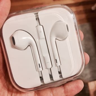 iPhone Earbuds  BRAND NEW !!!! 2