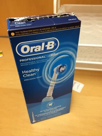 Oral B Precision 1000 Rechargeable Toothbrush - Like new condition 1