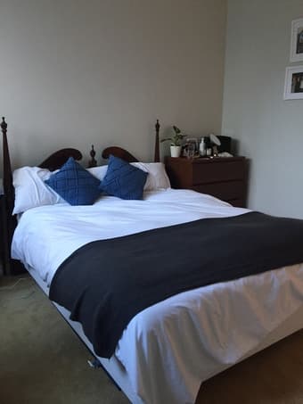 Beautiful Queen Bed set! 1