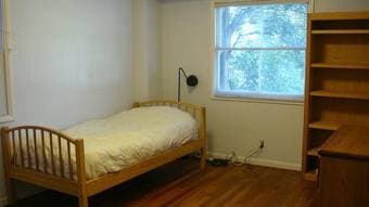185ft2 - Large quiet room in shared furnished home in Menlo Park 1