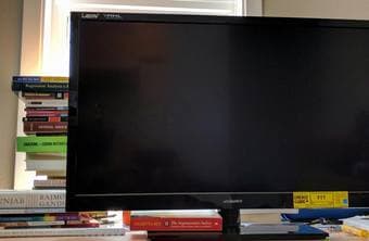 oCOSMO 32 inch LED HDTV, $100. Cable free. 1