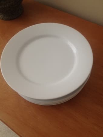 Dinner plates $0.50 each 1