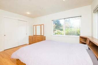 Large, Lovely Corner Room, Has King Bed & 2 Windows, in CoHouse w Pool 2
