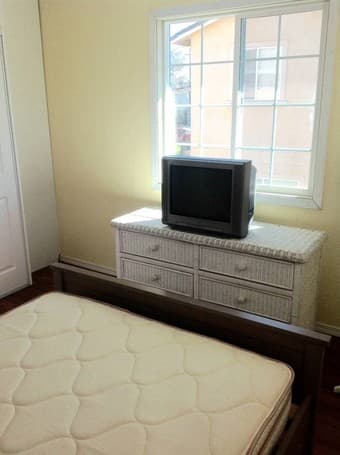 Female Tenant wanted for beautiful new house (East Palo Alto) 1