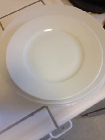 Ikea white dinner  plates 7$ 2