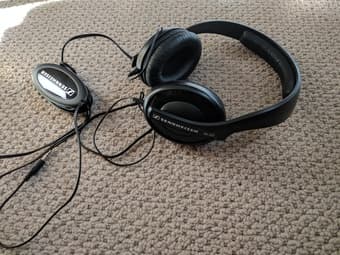 Sennheiser HD202 Headphones - Like New 1
