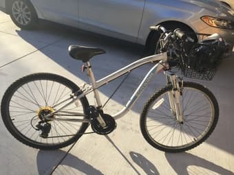 Mountain bike with basket, Ulock, helmet and headlight 1