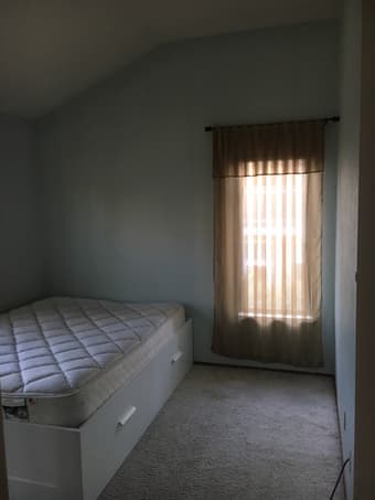 Private room for rent in centrally located townhouse 3