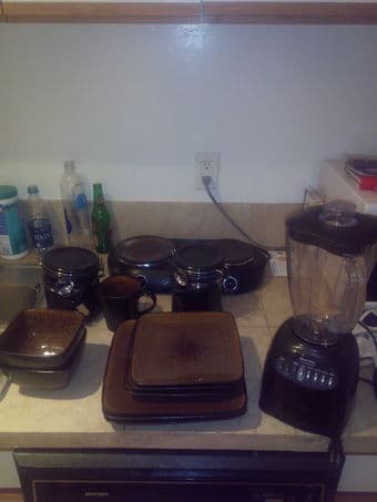 MOVING SALE: BLENDER AND AMAZING SET OF DISHES 1