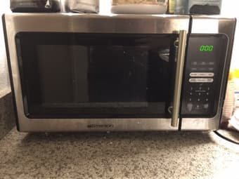 Emerson 900W microwave 1