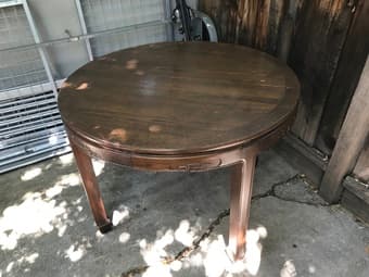 A very good round wood table 3