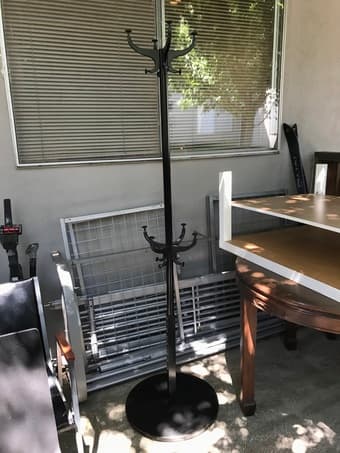 A clothes tree/hanger 1