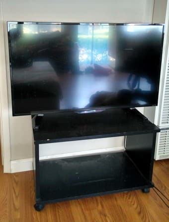 39” LED 1080p LED Roku TV, excellent condition 1