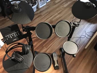 Yamaha DTX400K Electronic Drum Kit with Chair, sticks, and headphones 1