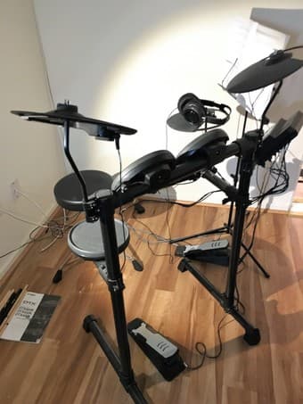 Yamaha DTX400K Electronic Drum Kit with Chair, sticks, and headphones 2