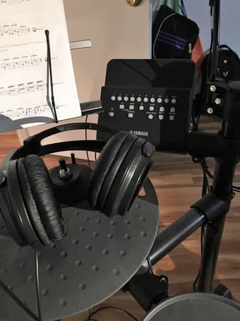 Yamaha DTX400K Electronic Drum Kit with Chair, sticks, and headphones 3