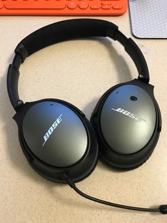 Bose QC 25 noise cancelling headphones 1