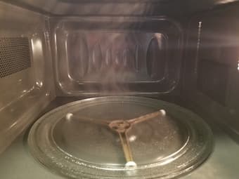 LG MICROWAVE 1.1 cu.ft. 2