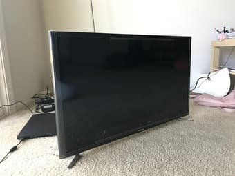 SAMSUNG LED TV 32" in excellent condition w remote control 2