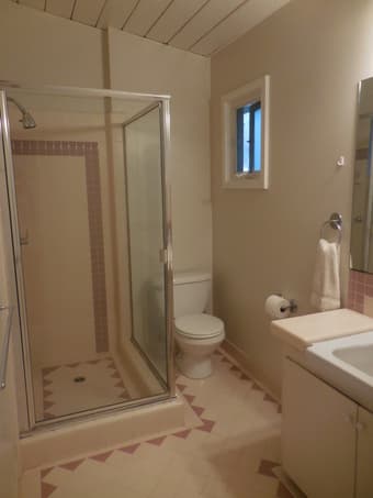 Master bedroom with private bathroom in home 3 miles from Stanford 1