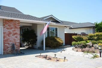 House that is perfect for a professional, grad student, or fellow! 2