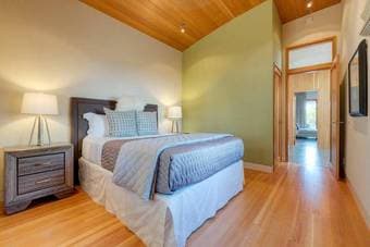 Nice Bedroom w/ Private Bath in Newly Built Modern Home in RWC 2