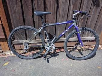 Giant carbon fiber mountain bike - Excellent Condition 1