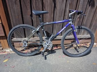 Giant carbon fiber mountain bike - Excellent Condition 1