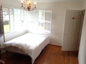 Very Nice Corner Bedroom in Easy-Going Shared House- Pets Welcome :) 2