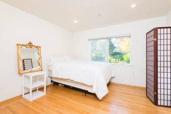 Huge brm on beautiful 1 acre estate w/ swimming pool, 9 min frm campus 2
