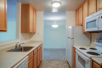 Room in dog friendly apt, pool, hot tub 10 min bike from Stanford 3