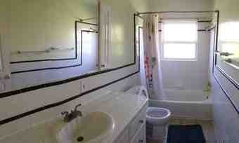 Offering a cozy sunny bedroom in large shared house 3