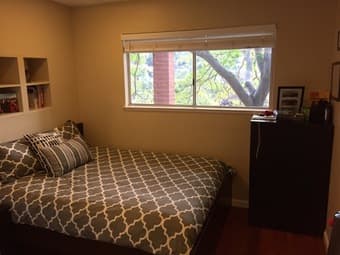 Room with private BA in a beautiful 5BR house, 8min from campus center 1
